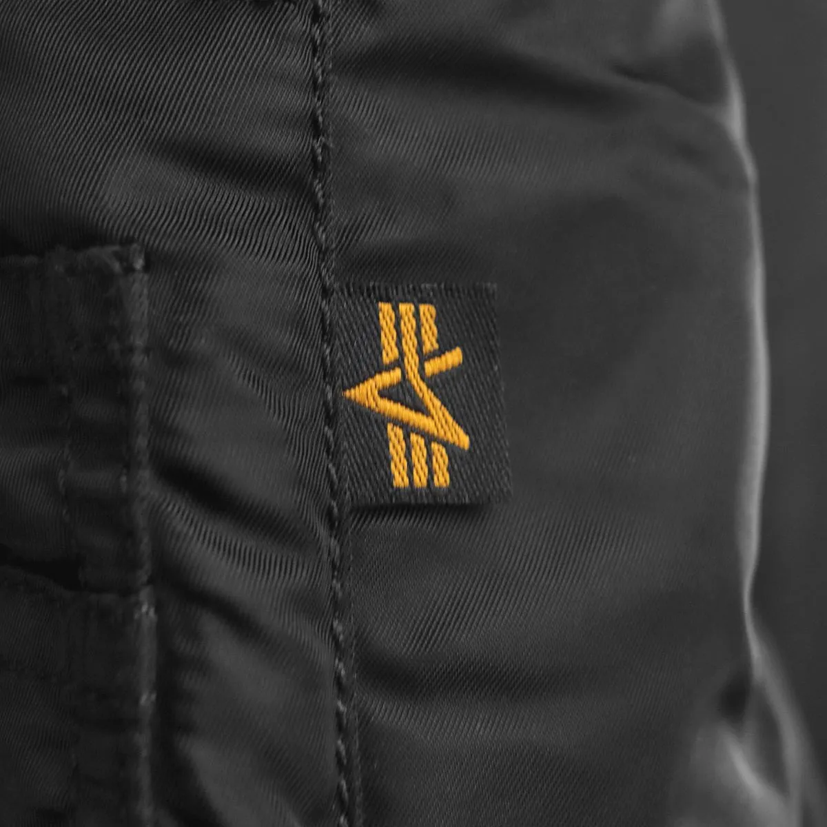 Alpha Industries Inc MA-1 Back Print Winter Jacke 128113-583 - schwarz-gold