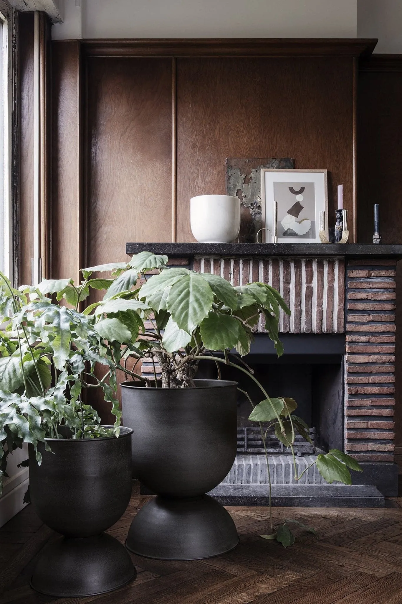 Ferm Living Hourglass Pot - Large- Black